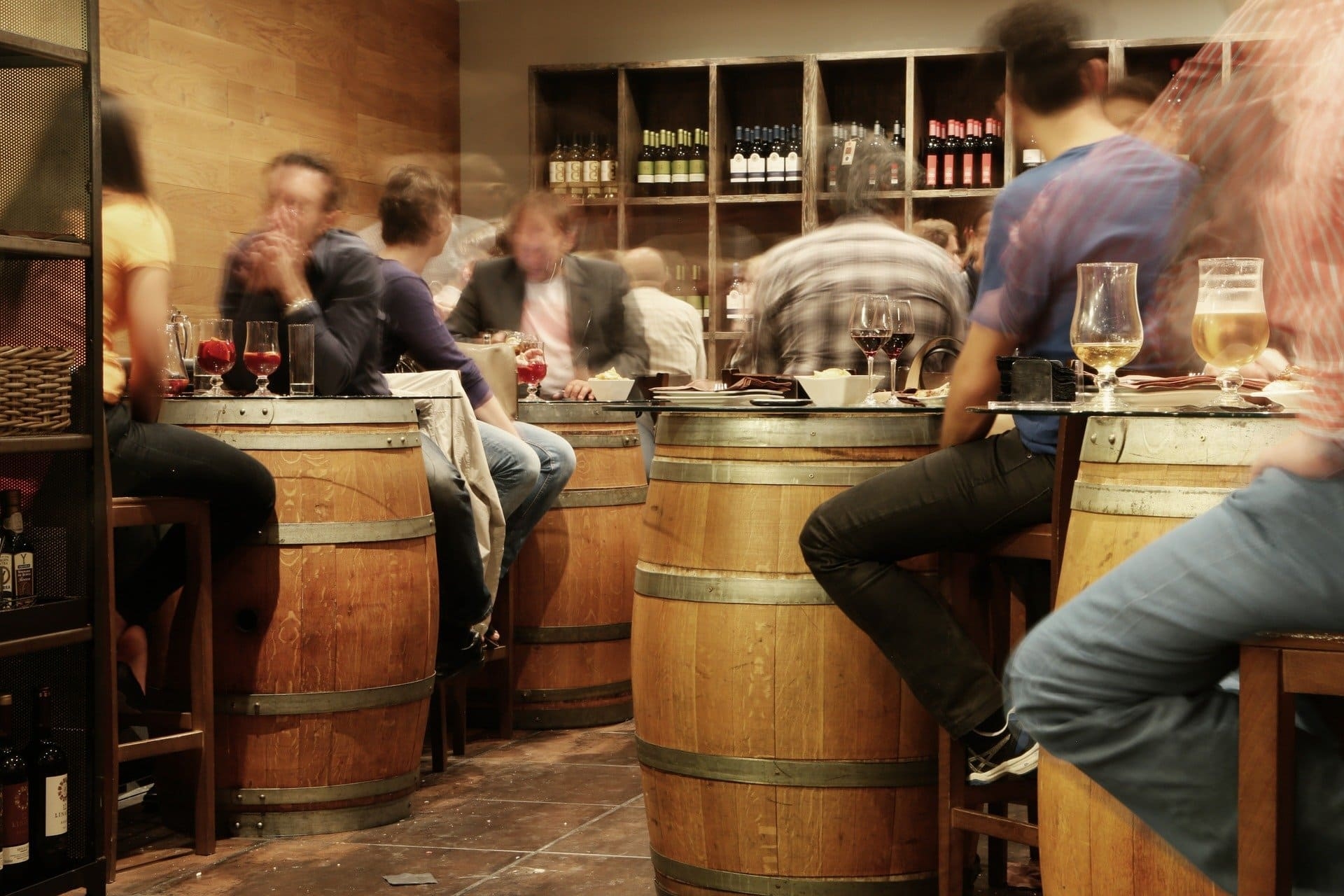 ¿Cómo crear una sala de degustación de vinos atractiva?